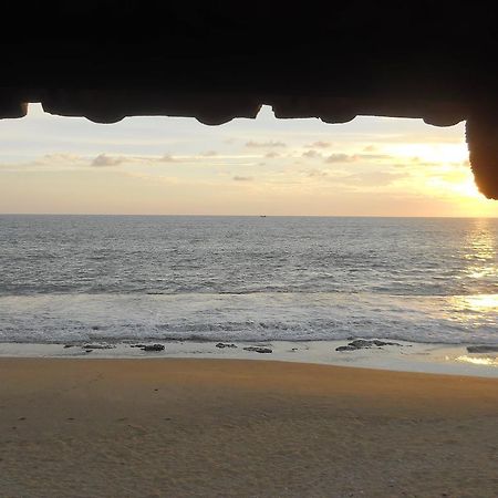 Beach House Negombo Eksteriør billede